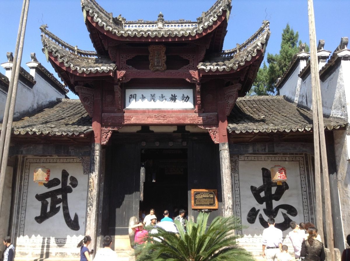 Ven hồ Chuông, người dân trong thôn xây dựng 2 từ đường thờ Gia Cát Lượng, là Đại công đường và Thừa tướng từ đường với pho tượng Khổng Minh bằng đồng đang cầm quạt lông ngỗng, tư thế thanh thoát, thần thái trang nghiêm. Hai công trình này là nơi thờ tự Khổng Minh duy nhất từ thời Minh nay vẫn còn giữ được nguyên hiện trạng. Ảnh: Sina