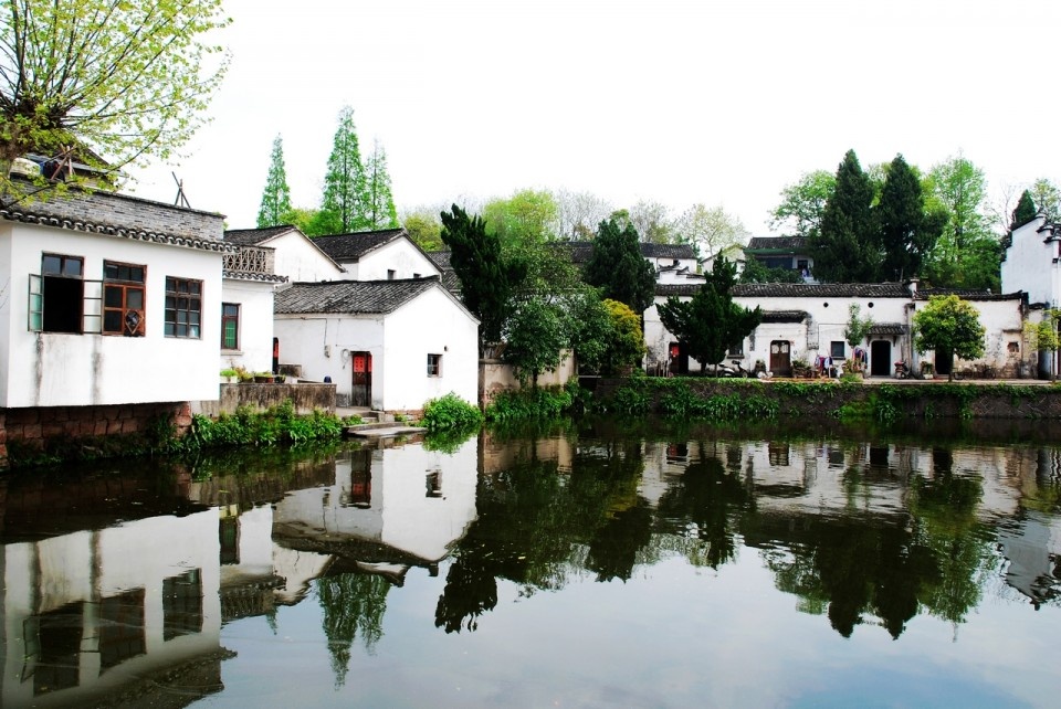 Không gian ngôi làng đặc biệt tĩnh lặng, như hoàn toàn tách biệt với thế giới náo động bên ngoài. Nhịp sống chậm, bình dị nơi đây khiến người ta thấy tâm hồn hoàn toàn thư thái. Ảnh: Lvmama