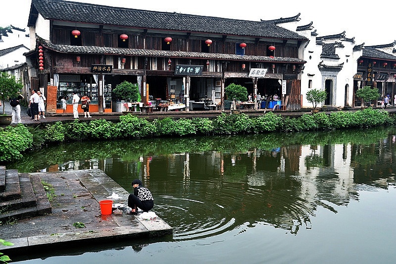 Tuy trong lịch sử có nhiều câu chuyện truyền miệng chưa rõ thực hư, nhưng thực tế tại vùng đất Lan Khê thuộc tỉnh Triết Giang ngày nay có một thôn tên gọi Bát Quái Chu Cát (xưa có tên Cao Long) được xây dựng với kiến trúc đặc biệt có một không hai, được cho là mô phỏng theo Bát Trận đồ của Khổng Minh. Ảnh: Baike