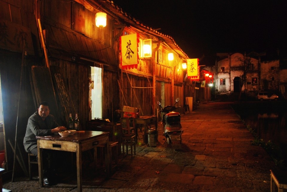 Du khách tới đây có thể thưởng thức những món ăn đặc trưng của làng như các món ăn Kim Hoa, rau dại, bánh nướng Khổng Minh, rượu Mai Giang ... để cảm nhận sâu hơn cuộc sống của nông thôn Trung Quốc. Ảnh: Baike