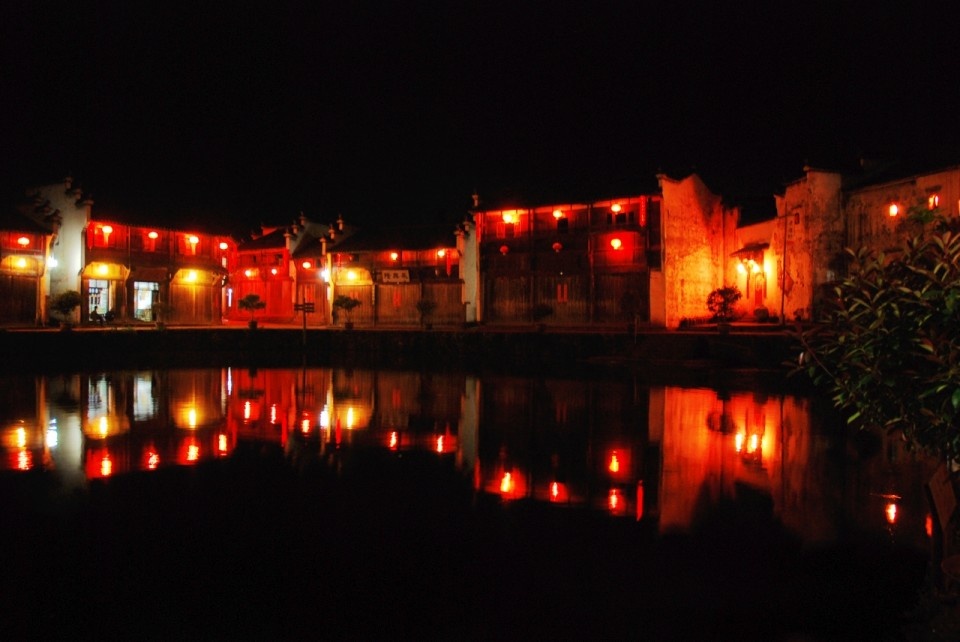 Thôn Bát Quái Chu Cát nằm ở ngoại ô phía Tây thành phố Lan Khê, rộng 120 mẫu, mang rất nhiều nét độc đáo. Điều đặc biệt đầu tiên là dân số của làng có hơn 5000 người và có khoảng 4000 người mang họ Gia Cát được cho là hậu duệ của Khổng Minh. Ảnh: Lvmama