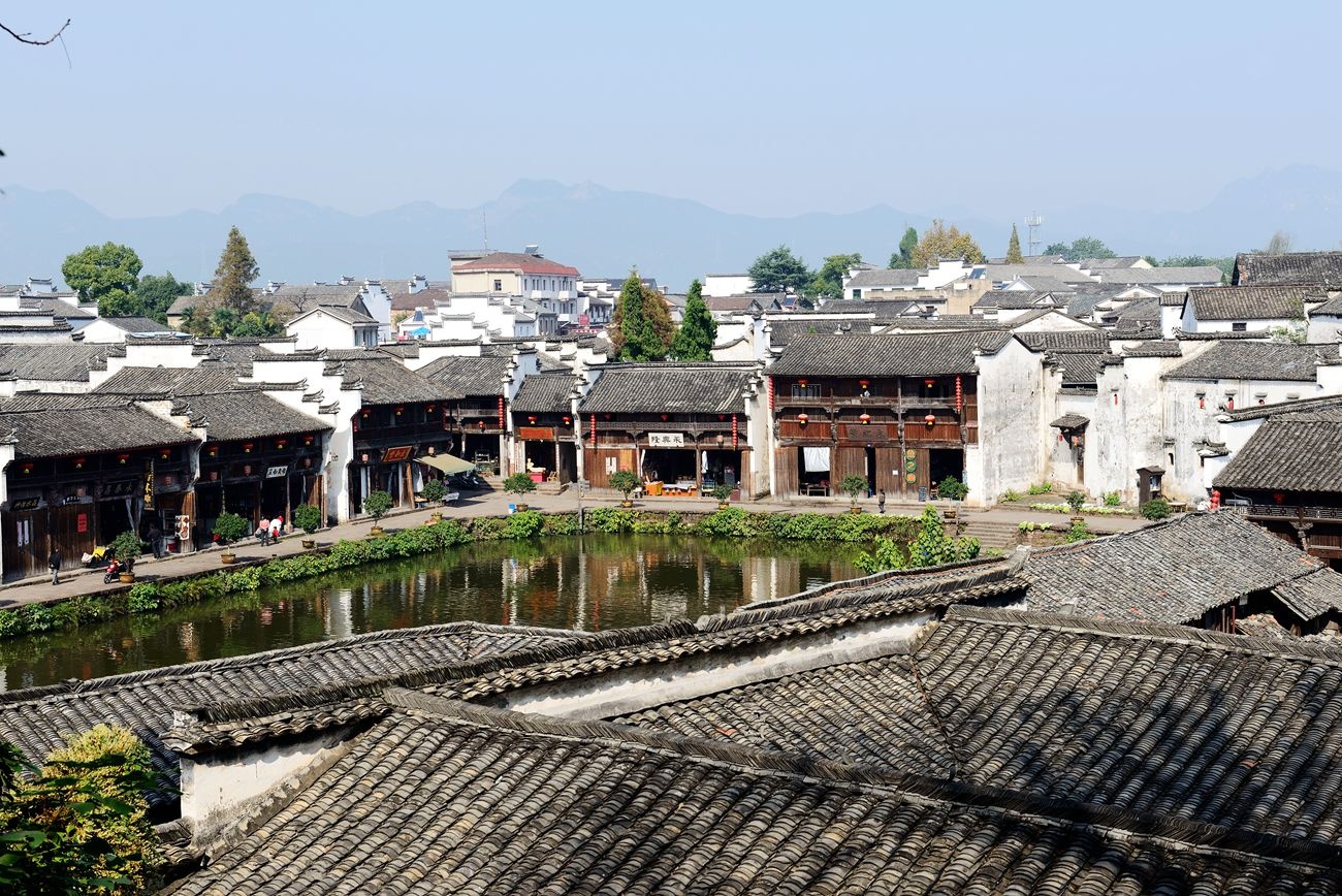 Đường vành đai ngoài bao bọc thôn Bát Quái cao hơn mặt bằng chung của thôn, mỗi một cung lại có một gò đất khá cao, đứng từ trên gò có thể quan sát khá rõ toàn cảnh của thôn. Ảnh: Baike