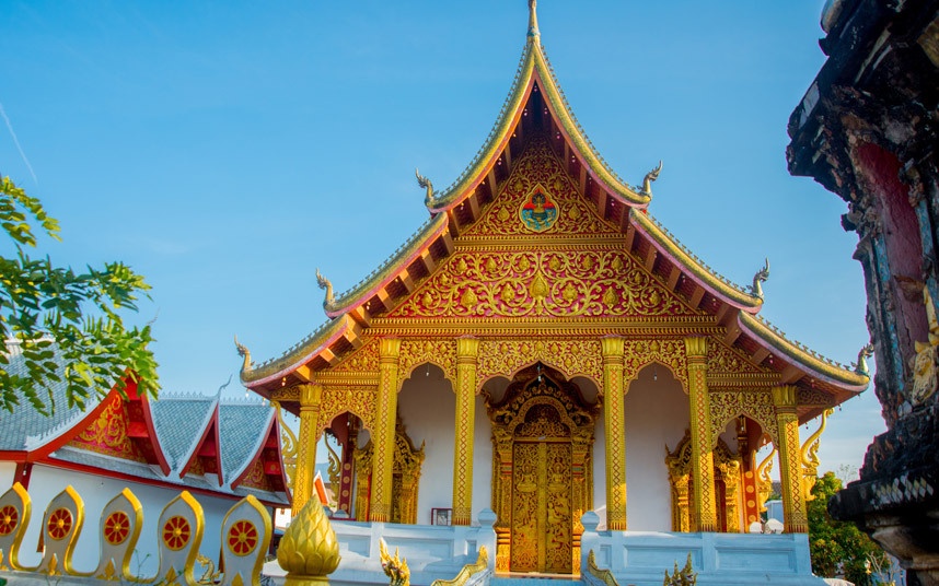 Luang Prabang, Lào: Cố đô của Lào UNESCO công nhận là Di sản thế giới 20 năm trước đây. Luang Prabang vẫn lưu giữ được vẻ đẹp vốn có bằng cách dùng doanh thu từ du lịch để tôn tạo các tòa nhà và đền đài cổ. Thành phố nằm e ấp trong thung lũng tại hợp lưu của sông Mekong và sông Nam Khan trong màu xanh tươi tốt của rừng, với lối sống thong thả, giản dị đậm phong cách Phật giáo.