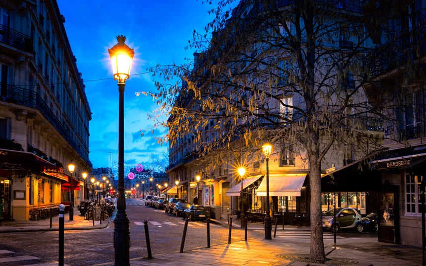 Paris, Pháp: Những ổ khóa tình yêu đang phá hủy các cây cầu ở Paris, tình trạng xếp hàng dài dặc quanh tháp Eiffel khiến nhiều người khó chịu. Nhưng không vì vậy mà có thể phủ nhận được vẻ đẹp của kinh đô ánh sáng này. Paris đẹp từ những chiếc lá uốn cong mình ngả từ xanh sang vàng khi trời chuyển mùa, từ những chiếc ghế duyên dáng ở các ga tàu điện ngầm hay đại lộ Haussmann đến những khu chợ đường phố mở mỗi tuần.