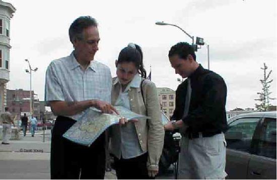 Một trong những thủ đoạn của bọn trộm là nhờ xem bản đồ. Ảnh: ipreferparis.