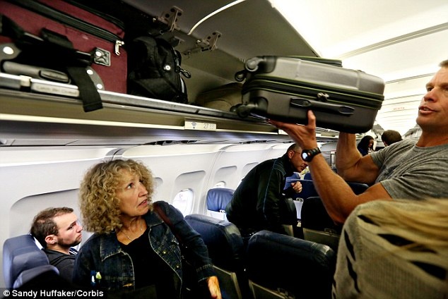 Mang vali đúng cỡ, chia sẻ ngăn hành lý với người khác là hành động cần thiết khi lên máy bay. Ảnh: Corbis.