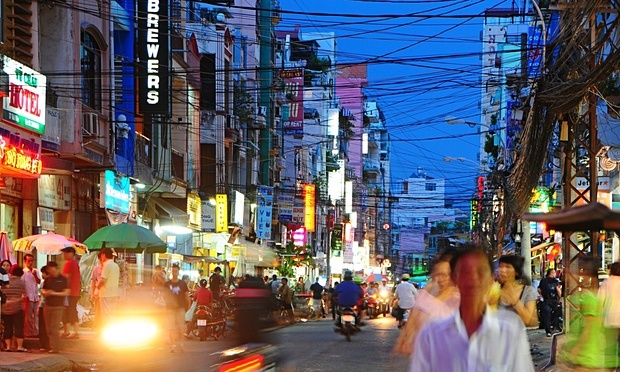 Đường Bùi Viện nhộn nhịp về đêm. Ảnh: Alamy.