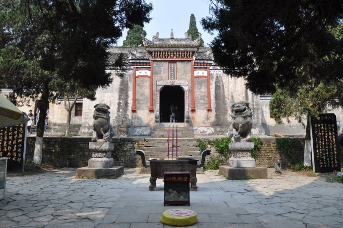 Một trong những cảnh quan nổi tiếng của Long Trung là Đền Vũ Hầu, khởi công từ đời Đường với kiến trúc hùng vĩ. Ảnh: Sina