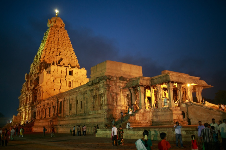 Quần thể đền Thanjavur, Tamil Nadu: Ngôi đền cao vút 1.000 năm tuổi Brihadeeswarar thờ thần Shiva được xây bằng đá sa thạch ở Thanjavur.  Vòm đá trên đỉnh ngọn tháp nặng hơn 80 tấn. Người xưa đưa hòn đá lên đỉnh tháp bằng cách nào hiện vẫn là một bí ẩn chưa có lời giải đáp.