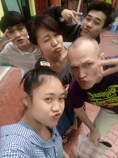 David Vann và những người bạn mới ở TP HCM.