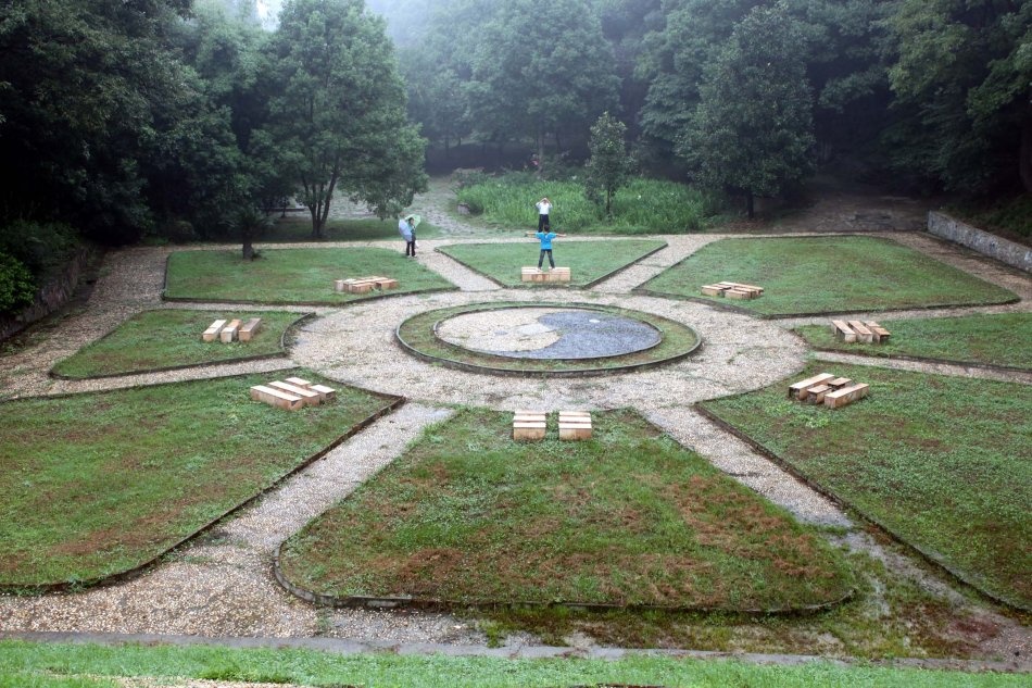 Nhiều cảnh sắc trong Long Trung có lịch sử từ thời Tây Tần. Tới thời nhà Minh đã có những cảnh quan nổi tiếng gồm Thảo Lư Đình, Tam Cố Đường, Tiểu Hồng Kiều, Cung Canh Điền, .... Ảnh: Baike