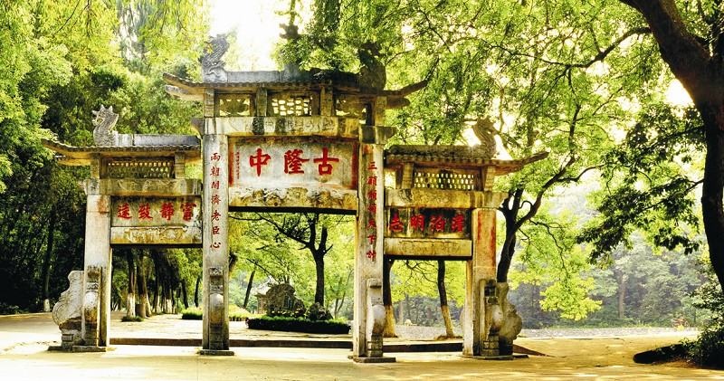 Bước vào danh thắng Cổ Long Trung, bạn sẽ nhìn thấy một tấm biển bằng đá có ba cửa, cao khoảng 6m, dài 10 m, được xây dựng năm 1893. Ảnh: Baike