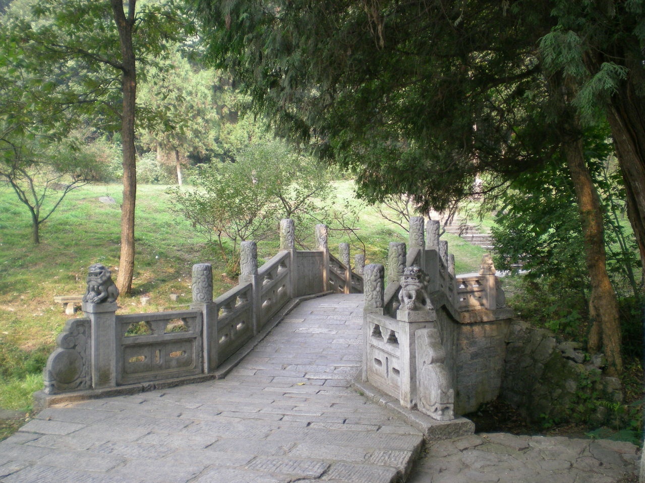 Đây cũng là nơi Gia Cát Lượng bắt buộc phải đi qua nếu muốn ra ngoài nên người đời sau rất trân trọng cây cầu này. Ảnh: Baike