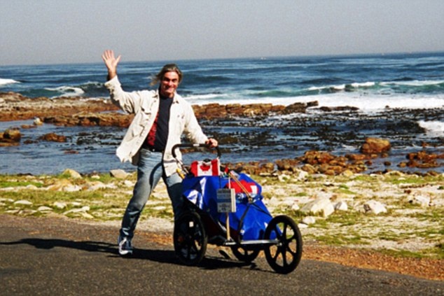 “Tôi bị khủng khoảng tuổi trung niên nên đã từ bỏ cuộc sống quen thuộc để tìm điều gì đó khác biệt. Tôi thà bị sư tử ăn thịt còn hơn bị xã hội ăn thịt”, Jean chia sẻ về nguyên nhân của chuyến đi. Khi đó, ở tuổi 45, Jean đang sở hữu một nhà máy sản xuất biển hiệu đèn neon. Sau 9 tháng chuẩn bị, Jean lên đường với chỉ một chiếc xe đẩy chứa các đồ cắm trại cần thiết và số tiền <abbr class=