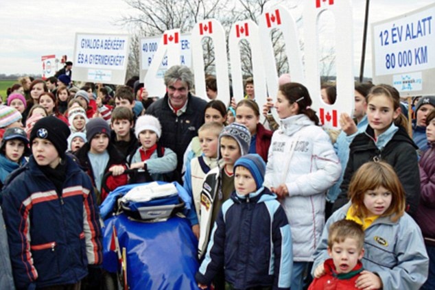 Người đàn ông có tên Jean Béliveau rời Montreal, Canada để chu du 64 nước trên đôi chân của chính mình với mục đích tôn vinh hòa bình và không bạo lực đối với trẻ em. Đây được coi là hành trình đi bộ dài nhất thế giới.