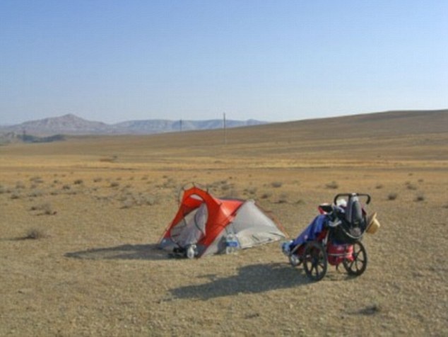 Một điều Jean học được là không nên nháy mắt với mọi người, vì hành động này có thể bị coi là gợi ý để lên giường. Lần gặp gỡ băng đảng ở Ecuador và Nam Phi, ông được bảo vệ và hỗ trợ từ những thành phần khét tiếng nhất ở đây. “Một thành viên băng đảng ở Guatemala cho tôi tiền vì anh ta từng phải đi lính khi còn nhỏ, và có một tuổi thơ rất tệ”.