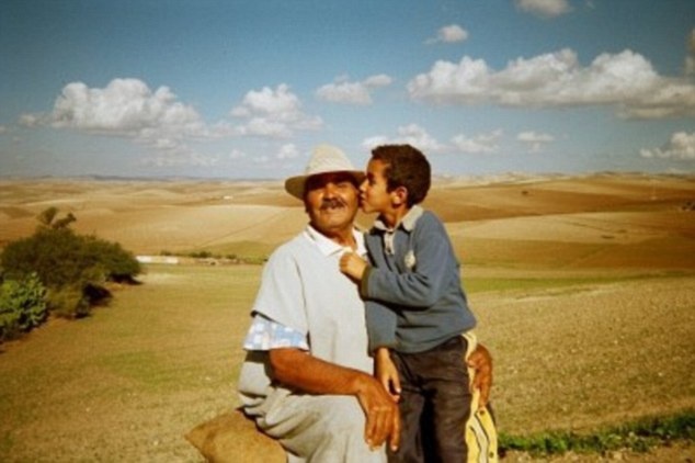 “Vùng cực bắc của Australia là thách thức nhất với nhiệt đôi 45 độ C vào tháng 10, 11 và 12. Trời rất nóng và đi trên đường cô đơn kinh khủng. Nhưng đó là một trải nghiệm đẹp, người ta cho tôi nước uống”, Jean tâm sự.