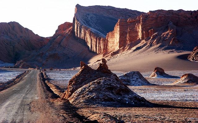 5. Valle de la Luna: Nằm ở sa mạc Atacama, sa mạc là kết quả của gió và lũ lụt trên cát và đá qua nhiều thế kỷ. Những cồn cát lớn và khối đá khổng lồ giống bề mặt của mặt trăng, đó là nguồn gốc của cái tên mang ý nghĩa “Thung lũng Mặt trăng”.