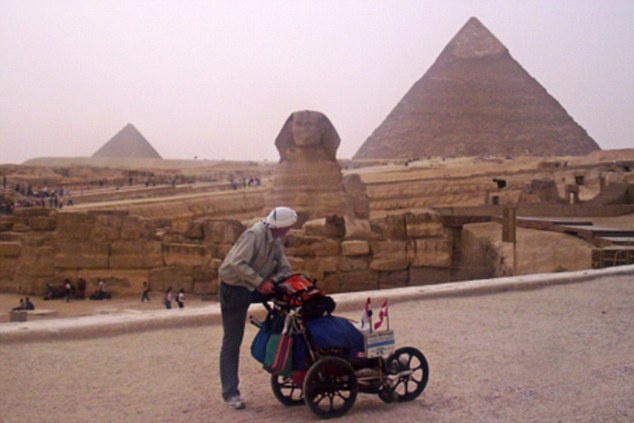 Hành trình của Jean thực hiện được nhờ vào lòng tốt của những người lạ ông gặp trên đường. Ông ở với 1.600 gia đình, ngủ trong nhà thờ, đền thờ, trường học, công viên, rừng rú, thậm chí cả nhà tù. “Ở Mỹ tôi ở trong một phòng giam như một tù nhân. Ở nhà tù Nam Phi, có lần họ quên mất tôi. Họ thay ca và tiến đến chỗ tôi, tôi nói ‘Tôi chỉ là khách ở đây thôi’, nhưng họ không thể tìm thấy gì trong hồ sơ”.