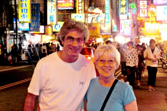 Tuy nhiên, đổi lại, Jean phải xa con gái Elisa Jane 18 tuổi và con trai Thomas-Eric 20 tuổi từ cuộc hôn nhân trước, và ông chuẩn bị lên chức ông. Mặc dù được vợ đến thăm 11 lần trong hành trình, bà hỗ trợ ông duy trì website và động viên ông rất nhiều, nhưng khi ông trở lại, cuộc hôn nhân tan vỡ. “Khi ở Australia, tôi ở cùng một số bác sĩ. Họ nói với tôi rằng, khi trở về nhà, vợ sẽ không còn như trước nữa. Ngày tôi trở về, chúng tôi đã rất khác. Chúng tôi cũng đã cố gắng, bà ấy là một người phụ nữ dũng cảm và đáng yêu. Chúng tôi chia tay và giờ là bạn bè. Bà ấy không hối tiếc điều gì cả”, Jean tâm sự.