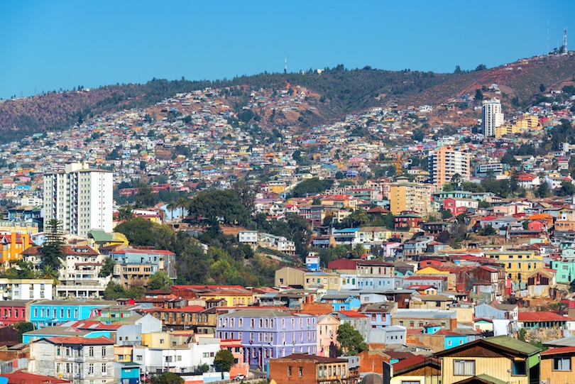 7. Valparaíso: Nằm ở bờ biển Thái Bình Dương, miền trung Chile, Valparaíso  nổi tiếng với những ngôi nhà nhiều màu sắc, văn hóa bohemian cùng cảnh biển tuyệt đẹp. Được xây trên hàng chục quả đồi nhấp nhô nhìn ra Thái Bình Dương, Valparaíso như một mê cung với những đường phố, con hẻm trải sỏi cùng di sản kiến trúc và văn hóa phong phú.