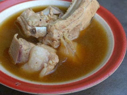 Ng Ah Sio Bak Kut Teh, Singapore: Được mở vào những năm 50, món súp sườn ban đầu chưa phải món tủ của nhà hàng. Sau này, cha đẻ của Ng Ah So thay đổi công thức với thảo dược và phong cách Teochew đặc trưng. Nhà hàng trở nên nổi tiếng từ đó.