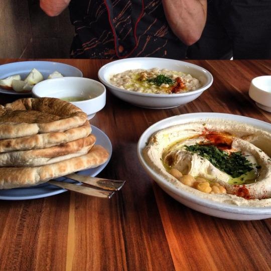 Ali Karavan (Abu Hassan), Tel Aviv: Nhà hàng gia truyền mở từ năm 1966, chỉ phục vụ duy nhất một món hummus nhưng luôn có rất nhiều thực khách đến xếp hàng để được ngồi chen chúc trong nhà hàng.