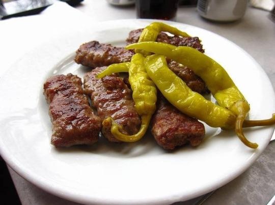 Tarihi Sultanahmet Köftecisi Selim Usta, Istanbul: Năm 1920, một người nhập cư người Turkmenistan có tên Mehmet Seracettin Tezçakın quyết định thử vận may bằng cách bán món thịt viên truyền thống của nước mình. Kinh doanh thành công, Tarihi Sultanahmet Köftecisi Selim Usta trở thành cái tên nổi tiếng khắp đất nước. Mỗi ngày đều có một hàng dài vừa người địa phương, vừa khách du lịch xếp hàng để được thưởng thức món ăn ở đây.