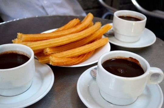 Chocolateria San Gines, Madrid: Từ năm 1894, nhà hàng San Gines đã nổi tiếng với món chocolate đặc nóng đậm đà. Nhà hàng nằm ở ngay trung tâm thành phố với kiến trúc kiểu cổ càng thu hút thực khách.