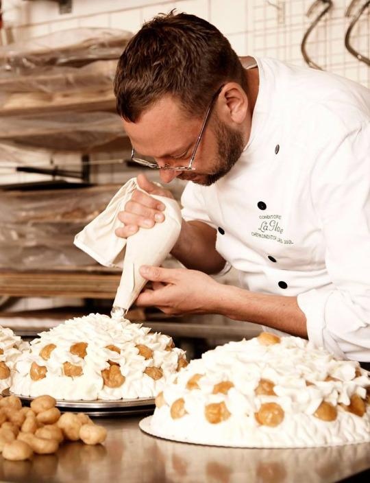 Conditori La Glace, Copenhagen: Nhà hàng gia truyền trải qua 6 thế hệ có từ năm 1870, là điểm đến không thể thiếu của du khách khi đến Copenhaghen. Nhà hàng có nhiều loại bánh, nhưng nổi tiếng nhất là Sportkage gồm nougat nghiền, kem tươi, bánh bông lan và choux kem vị caramel.