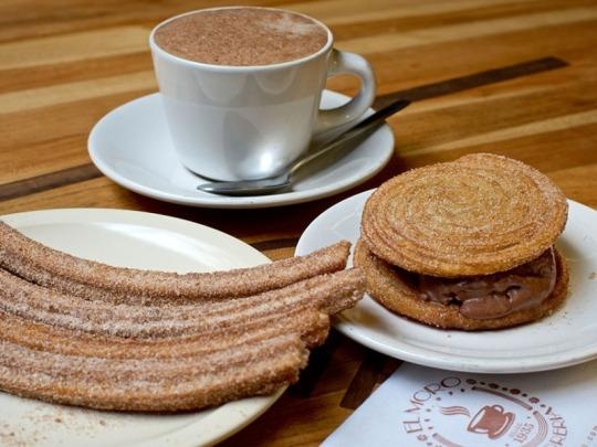 El Moro Churro, Mexico City: Quán gia truyền có từ năm 1935, nổi tiếng với món doughnut Mexico và chocolate nóng. Đầu bếp rán doughnut ngay ngoài phố để người qua đường có thể chiêm ngưỡng kỹ năng tuyệt vời của nhà hàng.