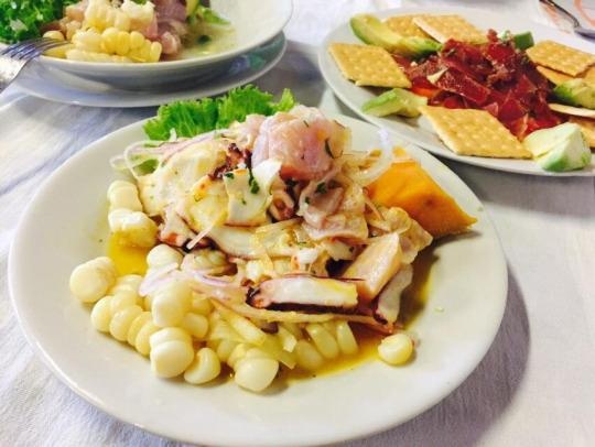 La Canta Rana, Lima: Trong nhà hàng này, tất cả các bức tường đều phủ kín các bức ảnh, trần nhà được trang trí bằng cờ. Món đặc trưng của nhà hàng là gỏi tôm ceviche với 17 biến thể khác nhau.