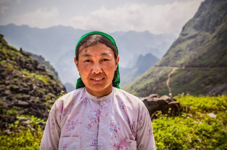 Người phụ nữ trên đèo Mã Pì Lèng: Người phụ nữ với những giọt mồ hôi lấm tấm trên trán. Ở đây, phụ nữ có trách nhiệm trồng trọt, còn đàn ông nuôi lợn, dê và gà. Phát triển du lịch trở thành con dao 2 lưỡi, vừa phát triển cơ sở hạ tầng, tăng cơ hội việc làm, làm dòng tiền luân chuyển nhưng liệu sẽ đối mặt với nguy cơ xói mòn văn hóa địa phương, tăng giá cả và ô nhiễm? Thời gian sẽ trả lời. Sa Pa cũng từng giống như Hà Giang. Văn hóa dân tộc dần bị chuyển hướng theo thương mại hóa. Với vườn quốc gia mới, tôi tự tin là Hà Giang có thể sẽ chọn một con đường khác.