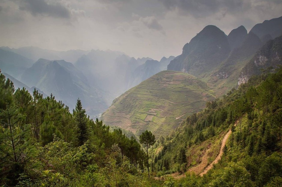 Sáng sớm trên đèo Mã Pì Lèng: Khu vực này làm tôi tỉnh táo, đánh thức các giác quan và sự chú ý của tôi, vừa làm tôi muốn giữ bí mật lại vừa muốn nói với mọi người về nó. Tôi hy vọng rằng vườn quốc gia mới sẽ bảo vệ môi trường và văn hóa của vùng khi du lịch phát triển. Trong đầu tôi cứ lặp đi lặp lại một câu nói mỗi lúc một mạnh mẽ hơn khi tôi rời xa nơi này: ‘Hãy đưa tôi trở lại Hà Giang’.