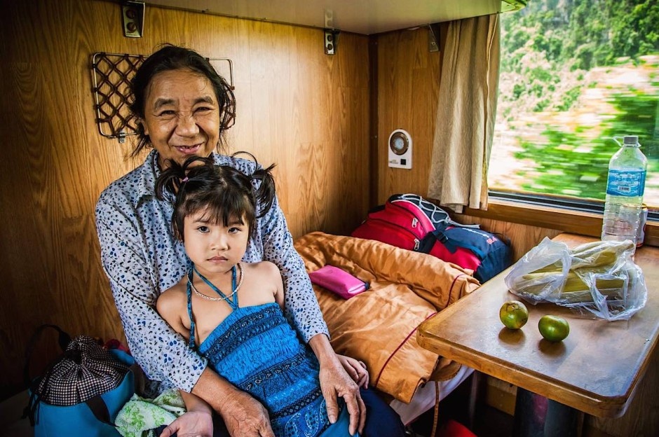 Hai bà cháu trên chuyến tàu Huế - Vinh: Để đảm bảo an toàn, người bà luôn mua vé giường mềm mỗi khi đi du lịch cùng cô cháu gái. Hai bà cháu đang trên đường từ thành phố Vinh để đưa cô cháu gái về với bố mẹ. Chúng tôi ở cùng cabin trong 36 tiếng đồng hồ. Suốt thời gian này, người bà liên tục mời tôi ăn những trái quýt xanh nhỏ.