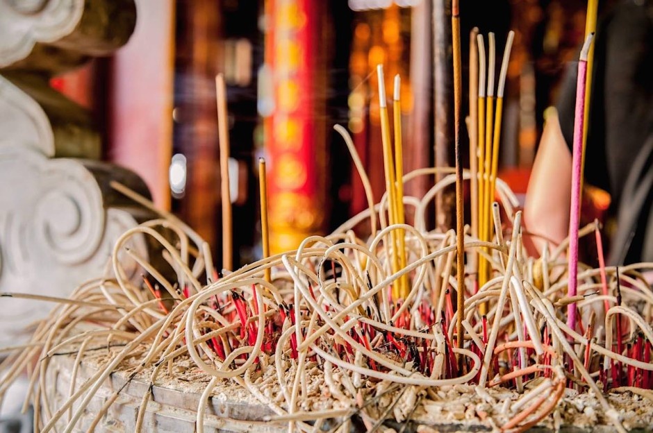 Hương vòng ở đền Bạch Mã, Hà Nội: Dừng lại ở Hà Nội để đắm mình vào không khí của thủ đô, tôi đến đền Bạch Mã, một trong những ngôi đền cổ nhất trong phố cổ. Đây thực sự là nơi để mọi người đến cầu nguyện, ngược với những nơi đầy bẫy dành cho dân du lịch. Truyền thuyết kể rằng vua Lý Thái Tổ xây đền từ thế kỷ 11 để tưởng nhớ một con ngựa trắng đã dẫn đường đưa ông đến đúng nơi này.