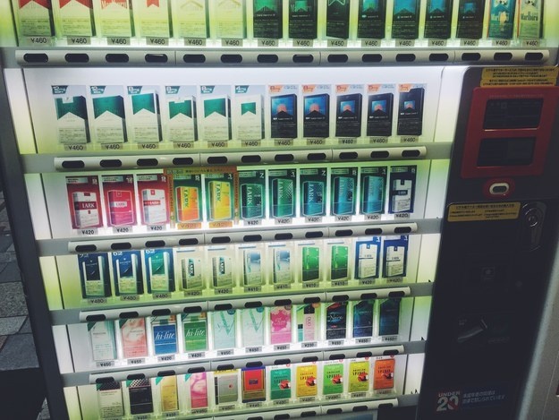 Kể cả thuốc lá cũng có máy bán hàng tự động.