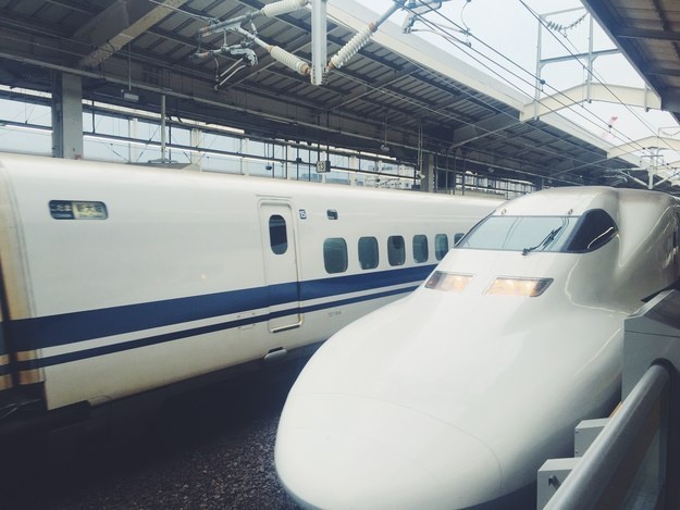 Tàu siêu tốc đẹp và hiện đại như phi thuyền không gian.