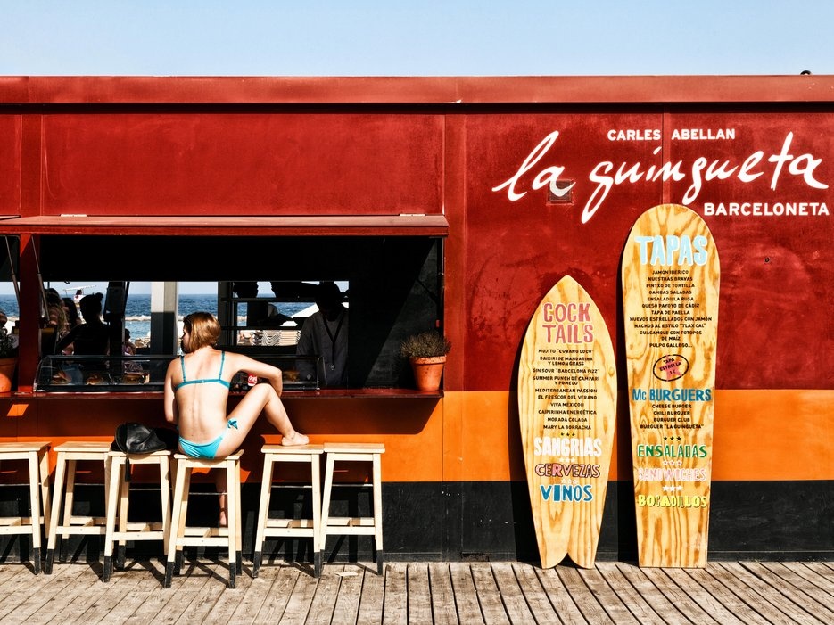 10. Barcelona: Thành phố trẻ trung, sôi động với những hoạt động ăn uống về đêm, những bãi biển tràn ngập bikini xinh đẹp…