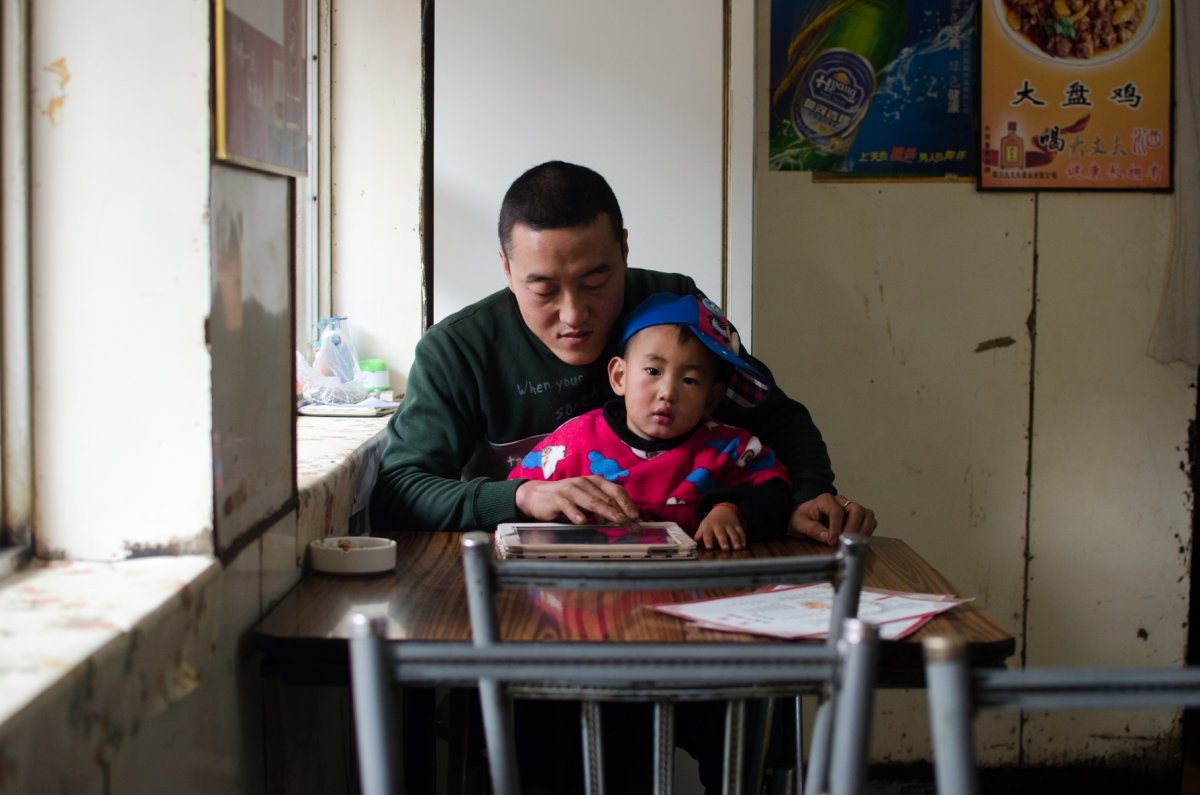 Con đường trên cao nguyên Tây Tạng rất dài và gian khổ. Bất cứ hàng quán nào trên đường cũng trở thành chỗ nghỉ chân lý tưởng.