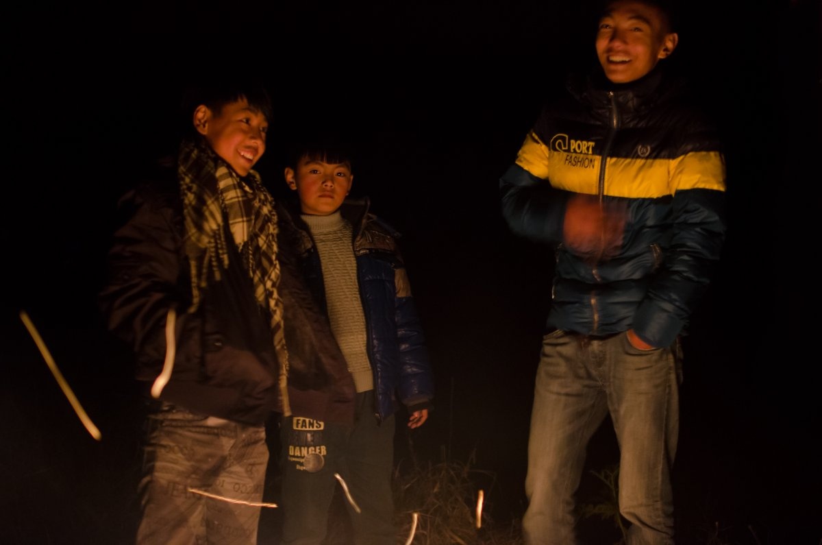 Tuy nhiên, ở đây anh cũng gặp nhiều người tốt bụng. Dân làng đốt lửa gần lán của anh, cho anh đồ ăn và trò chuyện cùng anh.