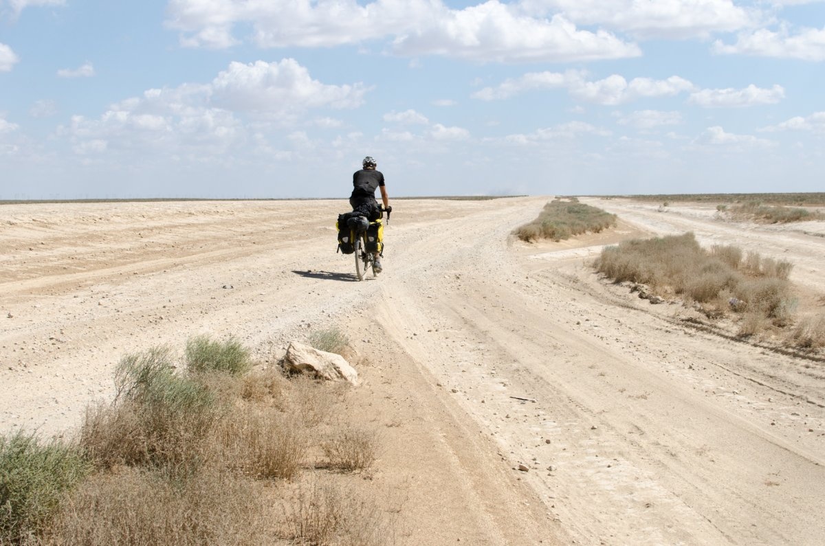 Chang trai dap xe hon 22.500 km khap chau A hinh anh