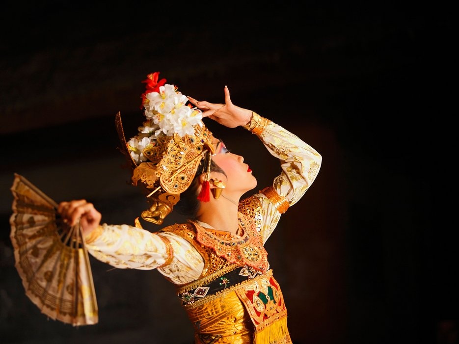 3. Ubud, Bali: Hòn đảo duyên sáng với điệu múa lửa, rối bóng, khung cảnh những ruộng bậc thang xanh tốt, những dãy núi cao vút, suối nước nóng cùng những người dân với nụ cười luôn thường trực trên môi.