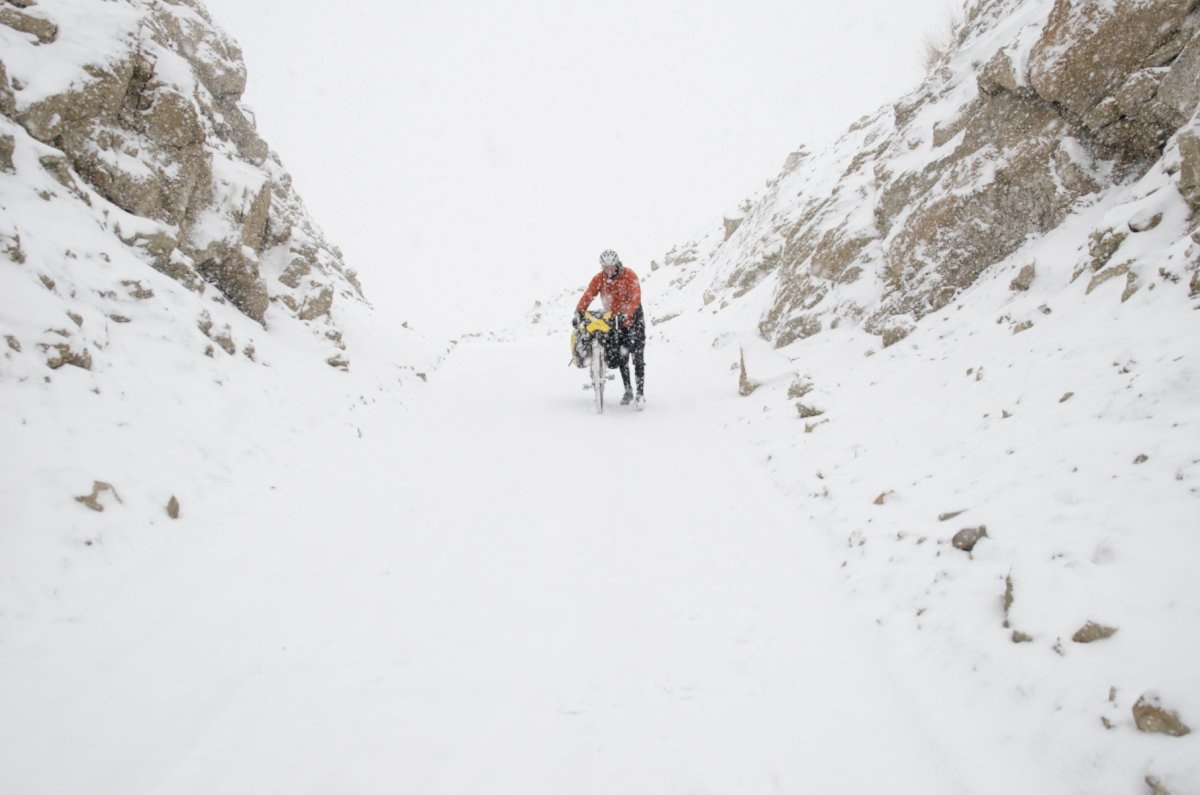 Ngoài những sự cố anh gặp phải như bị chó cắn ở Thổ Nhĩ Kỳ, hay dính bom ở Lào, Gandy được hưởng trọn sự tự do và những trải nghiệm vô giá sau chuyến đi. Anh dùng kỹ năng nhiếp ảnh của mình để ghi lại cuộc hành trình, đồng thời quyên góp từ thiện cho trẻ em ở Nepal.