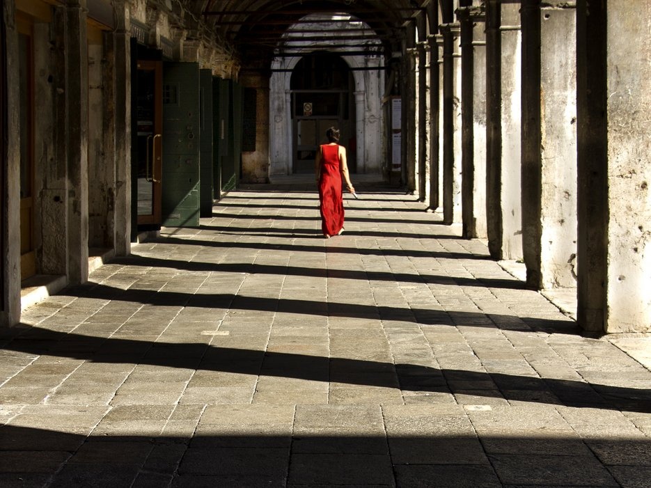 4. Venice: Venice là một thành phố duyên dáng yêu kiều, mang vẻ đẹp Italy không thể bắt chước. Đến đây và nhìn ngắm những ngõ phố như mê cung, lắng nghe tiếng nước vỗ mạn thuyền dào dạt, bạn sẽ hiểu tại sao mọi người thường đổ đến đây cùng với một nửa của mình.