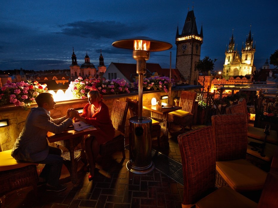 5. Prague: Thành phố của một nghìn ngọn tháp có thể gọi tên là thành phố của một nghìn siêu mẫu. Những người đẹp như Petra Němcová, Karolína Kurková, và Eva Herzigová đều khởi đầu sự nghiệp ở đây. Thành phố còn hấp dẫn với văn hóa cà phê, câu lạc bộ và những cảnh quan đầy tính nghệ thuật.