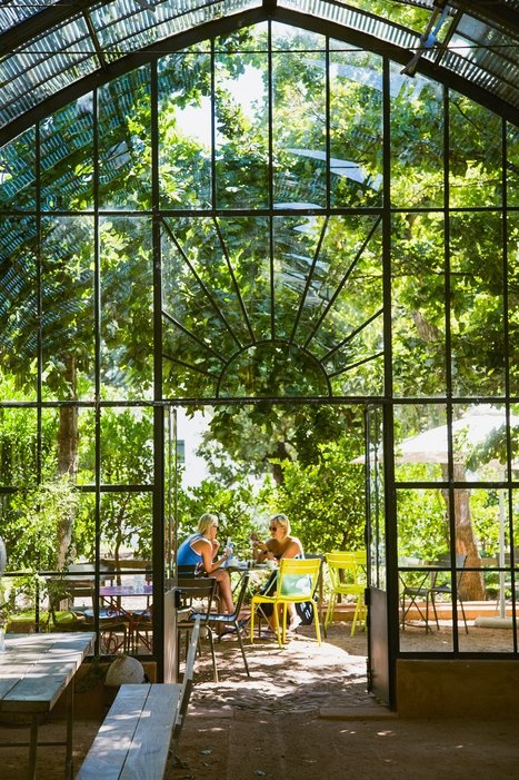 6. Cape Town: Mọi thứ ở trung tâm văn hóa Nam Phi đều rất xinh xắn, từ khung cảnh thành phố đến những dãy núi hùng vĩ và Đại Tây Dương lấp lánh. Người dân Cape Town trẻ trung, sôi nổi, các nhà hàng, quán bar và nghệ thuật đường phố sôi động.