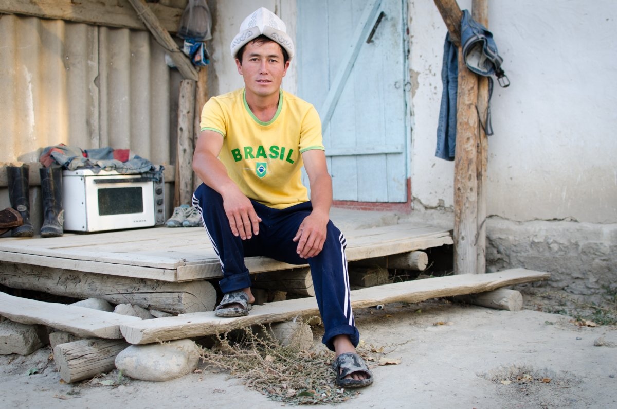 Gandy được một chàng trai có tên Aybek cho ở nhờ tại làng Kyrgyz, Kok-Dzhar.