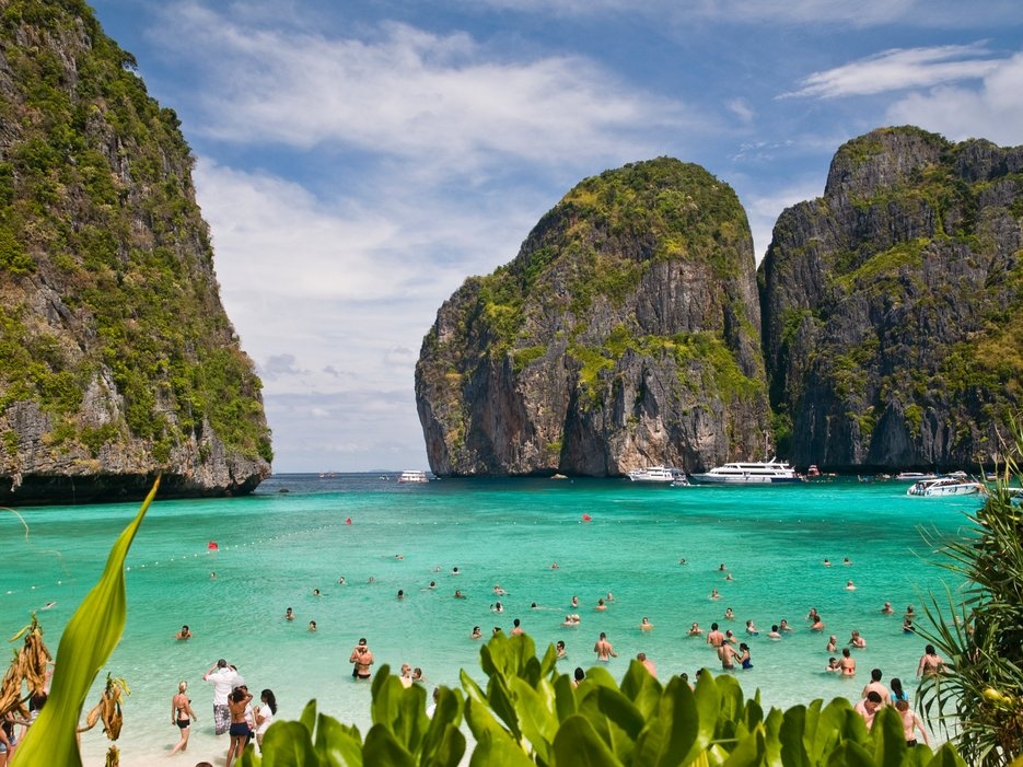 7. Krabi, Thái Lan: Những ngọn núi đá vôi sừng sững trên mặt biển trông như những chú cá voi khổng lồ là khung cảnh kỳ vĩ ở Krabi. Người dân nơi đây có đôi mắt sáng và nụ cười ấm áp thân thiện, mang lại cho du khách những trải nghiệm dễ chịu.