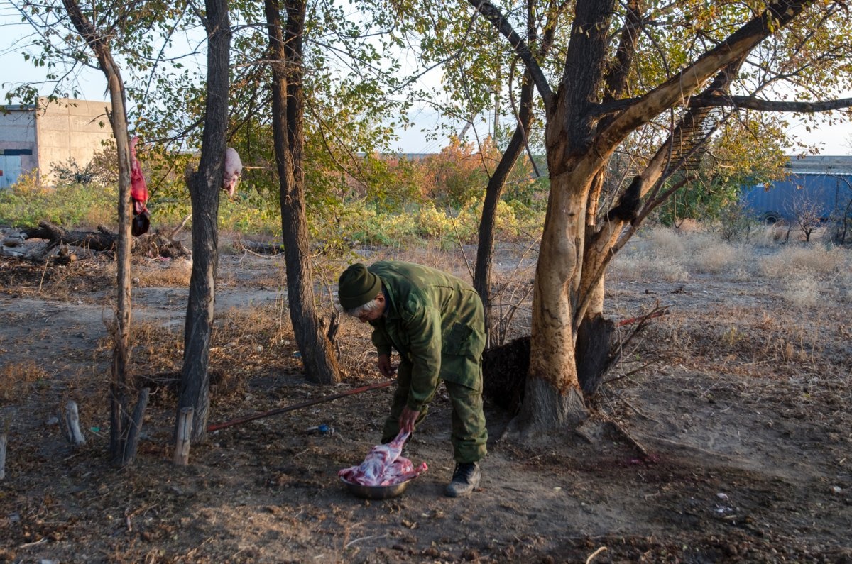 Khi đạp xe qua một trang trại trồng hành tây, Gandy bắt gặp một người đàn ông đang làm thịt cừu. Gia đình người này đã thết đãi anh một bữa tối với thịt cừu, trà và rượu vodka và chia sẻ những câu chuyện về săn bắn trên thảo nguyên.
